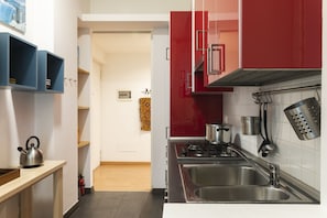 Comfort Apartment | Private kitchen | Fridge, oven, stovetop, electric kettle - notaMi - Dimora Certosa (Milan)