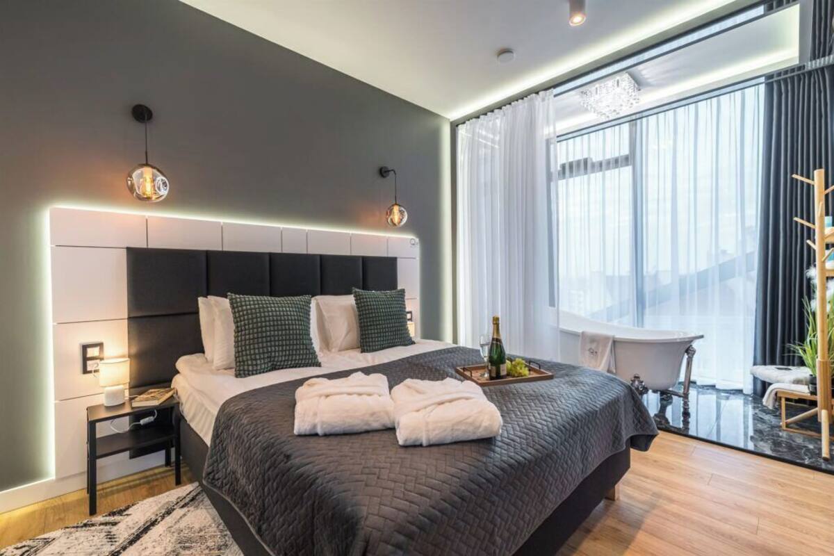 Suite with Terrace | 高級寢具、記憶床墊、筆電工作空間、遮光布/窗簾
