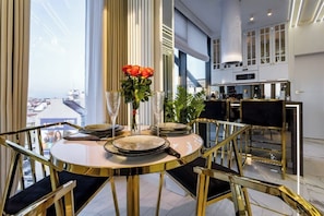 Royal Apartment | In-room dining - Q18 ApartHotel (Bydgoszcz)