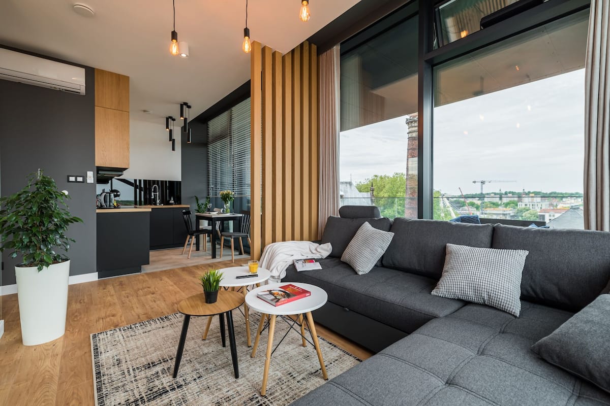 Superior Apartment | 高級寢具、記憶床墊、筆電工作空間、遮光布/窗簾