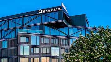 Overnatningsstedets facade – aften/nat
