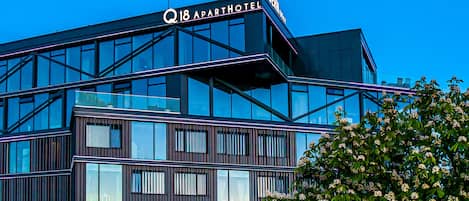 Voorkant accommodatie - avond/nacht