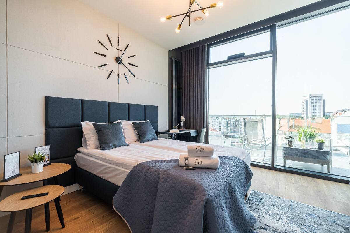 Standard Apartment with Terracey | 高級寢具、記憶床墊、筆電工作空間、遮光布/窗簾