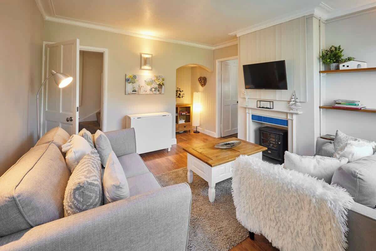 Flat-screen TV, streaming services, offices