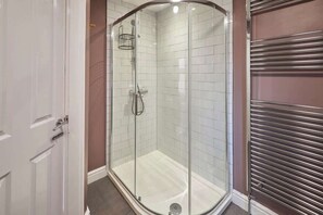 Dusche, Haartrockner, Handtücher, Shampoo