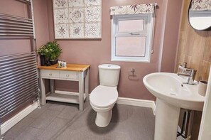 Douche, sèche-cheveux, serviettes fournies