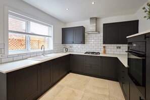 Een koelkast, een microgolfoven, een oven, een kookplaat