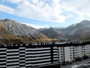 A modern building with a checkered facade, set against a mountainous backdrop. - 100m from resort center, 4th floor, balcony, tv, ski locker, 28m², Tignes (Tignes)