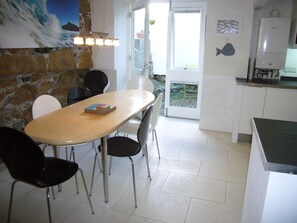 Dining - Surfs Up! Minutes away from the Harbour and town centre! (St Ives,)
