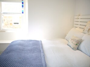 3 bedrooms, iron/ironing board, bed sheets