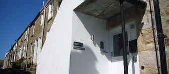 Surfs Up! Minutes away from the Harbour and town centre!