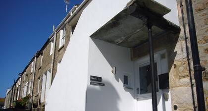 Surfs Up! Minutes away from the Harbour and town centre!