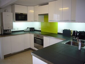 Fridge, microwave, oven, stovetop - Surfs Up! Minutes away from the Harbour and town centre! (St Ives,)