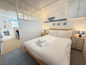 1 bedroom, iron/ironing board, free WiFi, bed sheets - Surfers Nest a modern fisherman’s lodge (St Ives)