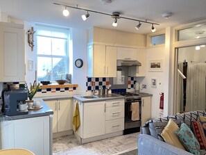 Fridge, microwave, oven, stovetop - Step n Sea - moments from the town centre and sea (St Ives)