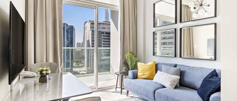 Vera Residences 1419 | Vardagsrum | 50-tums smart-tv med digitalkanaler