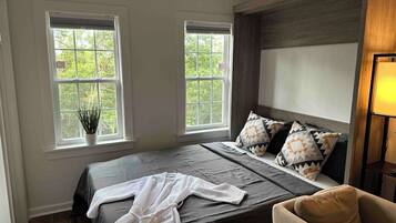 5 bedrooms, desk, iron/ironing board, travel crib