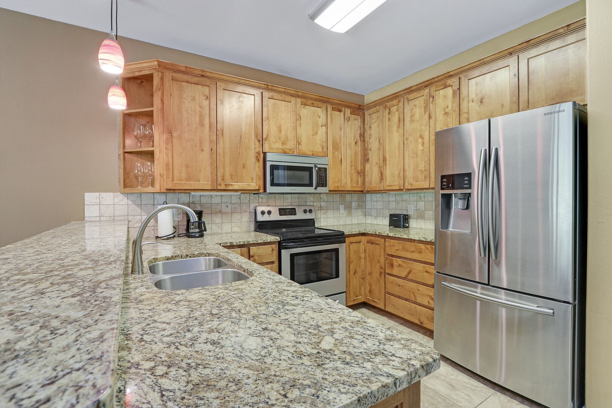 Refrigerador, microondas, horno y parrilla de estufa 