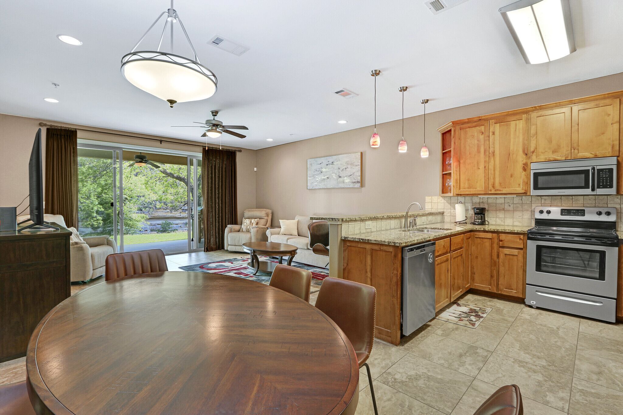 冷蔵庫、電子レンジ、オーブン、コンロ