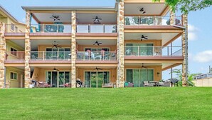 Ein mehrstöckiges Gebäude mit Balkonen, Außenplätzen und Deckenventilatoren.