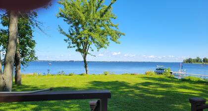 Beautiful waterfront cottage with fantastic sunsets and plenty of room to play!
