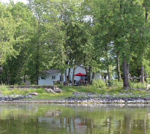 Beautiful waterfront cottage with fantastic sunsets and plenty of room to play!