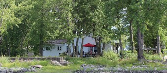 Beautiful waterfront cottage with fantastic sunsets and plenty of room to play!