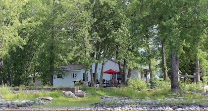 Beautiful waterfront cottage with fantastic sunsets and plenty of room to play!