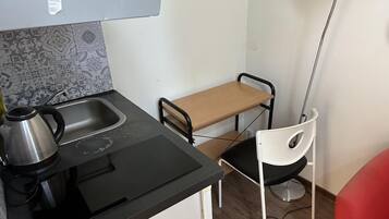 Kühlschrank, Mikrowelle, Herdplatte, Wasserkocher