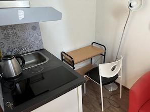 Refrigerador, microondas, parrilla de estufa y tetera eléctrica