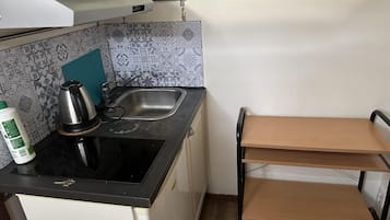 Appartement, 1 grand lit | Cuisine privée | Réfrigérateur, micro-ondes, plaque de cuisson, bouilloire électrique