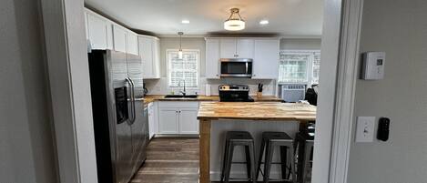 Kjøleskap, mikrobølgeovn, ovn og kokeplater