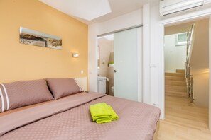 3 habitaciones, tabla de planchar con plancha, wifi y ropa de cama 