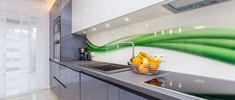 Refrigerador, microondas, tostadora y utensilios de cocina