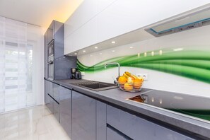 Réfrigérateur, four à micro-ondes, grille-pain, vaisselle et ustensiles