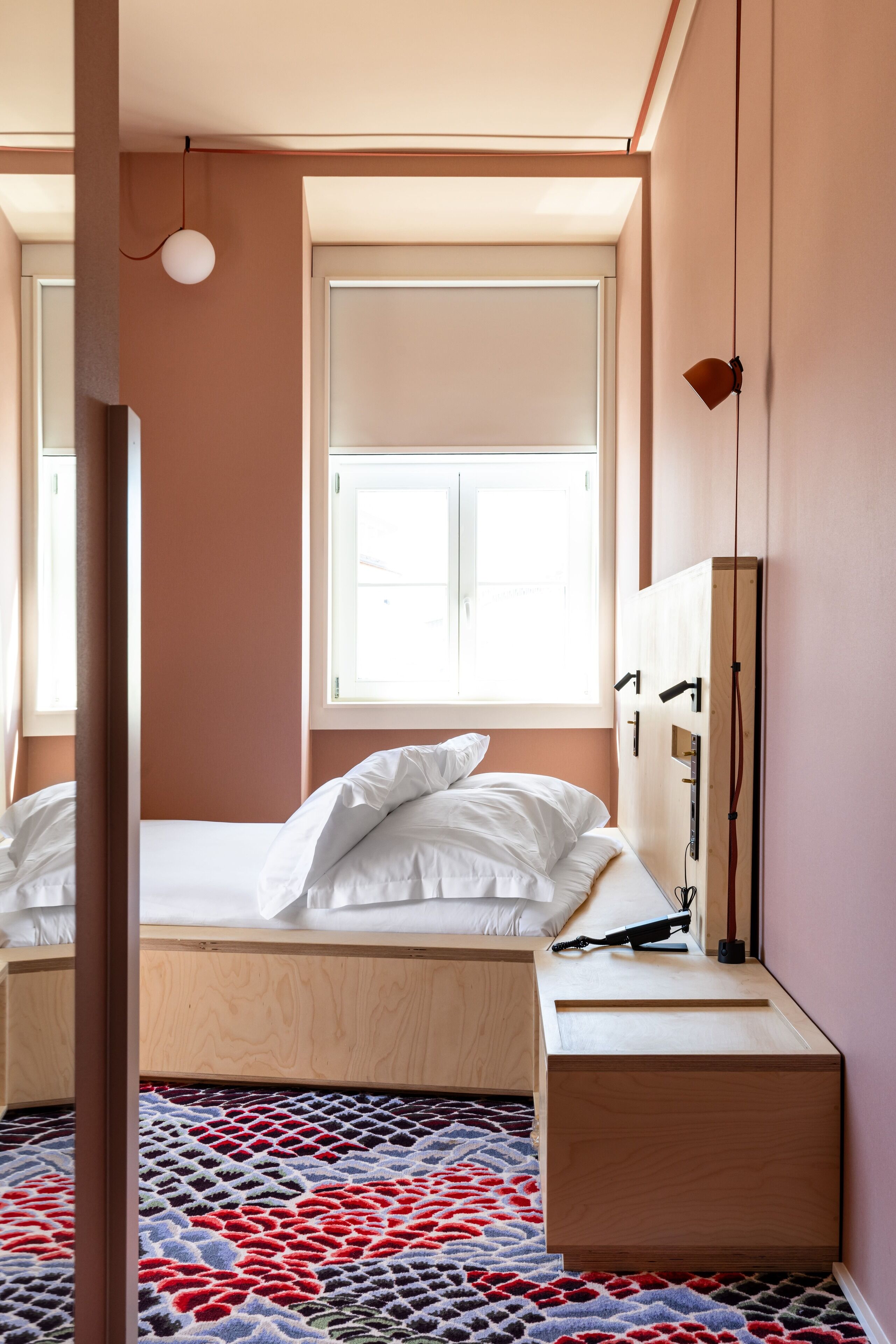 Una camera da letto con un letto, un comodino, un armadio e una finestra.