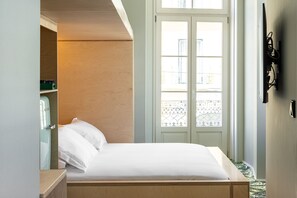 Habitación triple básica | Minibar, caja de seguridad en la habitación y muebles diferentes