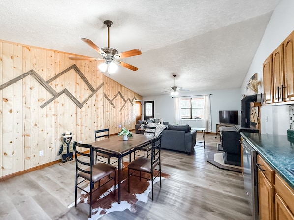 Cabin, 4 Bedrooms | Living area