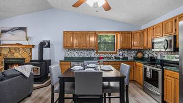 Cabin, 4 Bedrooms | Dapur peribadi | Peti sejuk, ketuhar, pembancuh kopi/teh