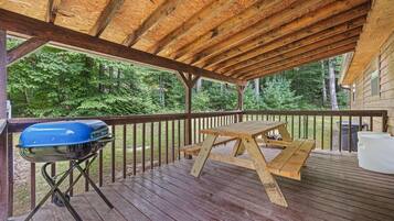 Cabin, 4 Bedrooms | Teres/patio