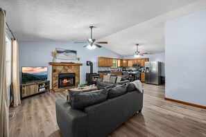 Cabin, 4 Bedrooms | Living area