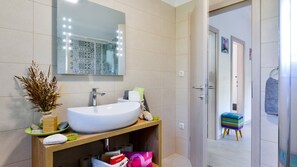 Shower, hair dryer, towels