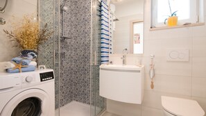 Douche, séchoir à cheveux, serviettes fournies