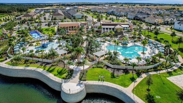Un resort con varias piscinas, exuberante vegetación y una variedad de estilos arquitectónicos.