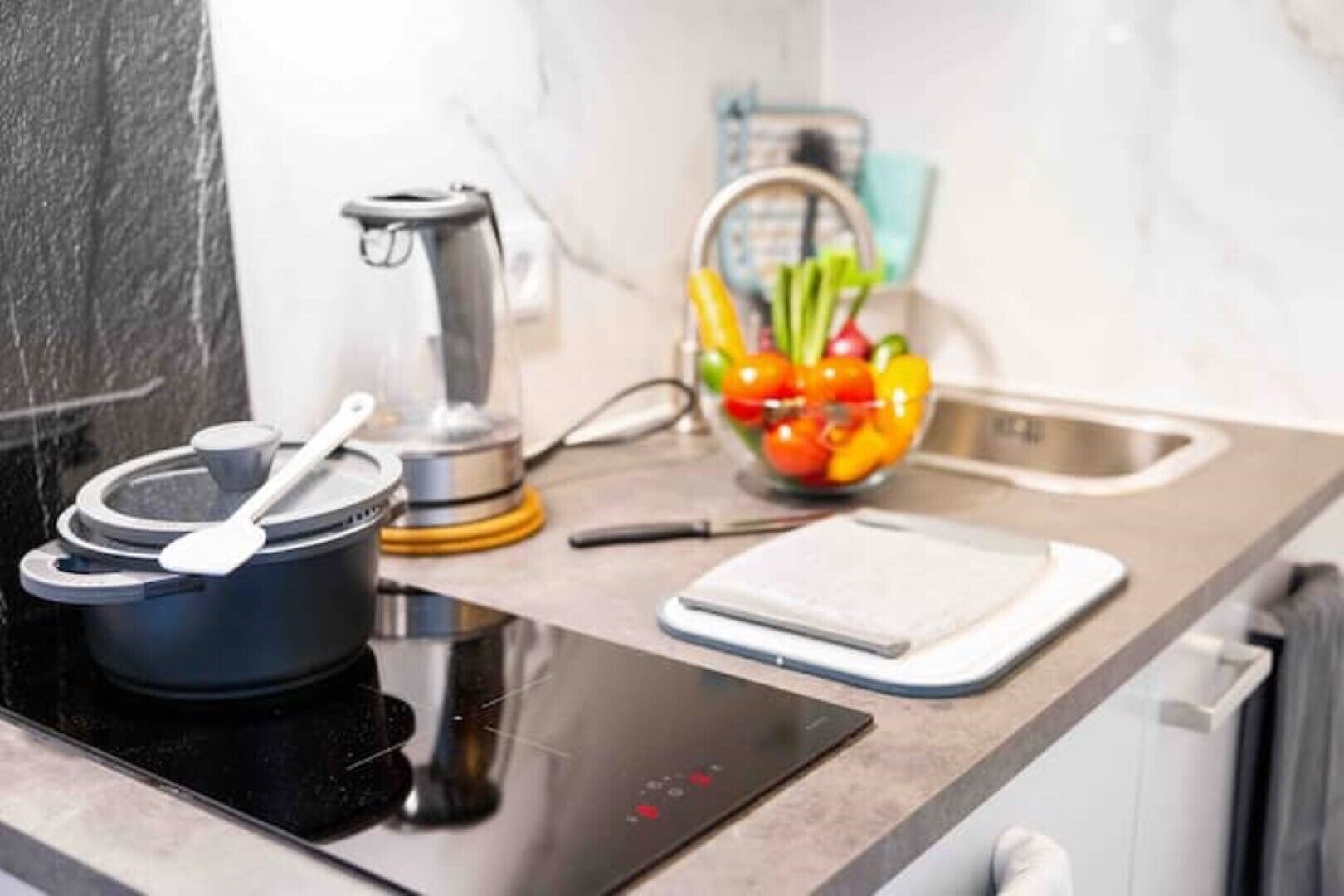 Kühlschrank, Mikrowelle, Herdplatte, Wasserkocher mit Kaffee-/Teezubehör