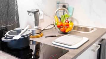 Kühlschrank, Mikrowelle, Herdplatte, Wasserkocher mit Kaffee-/Teezubehör
