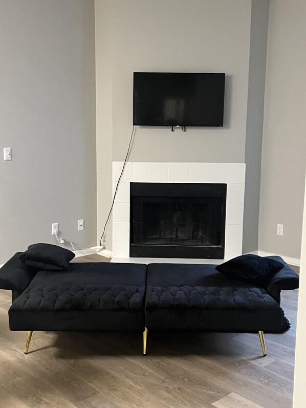 Smart TV, fireplace