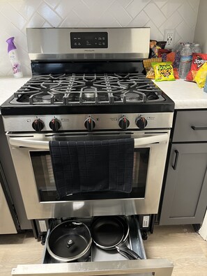 Refrigerador, microondas, horno y parrilla de estufa