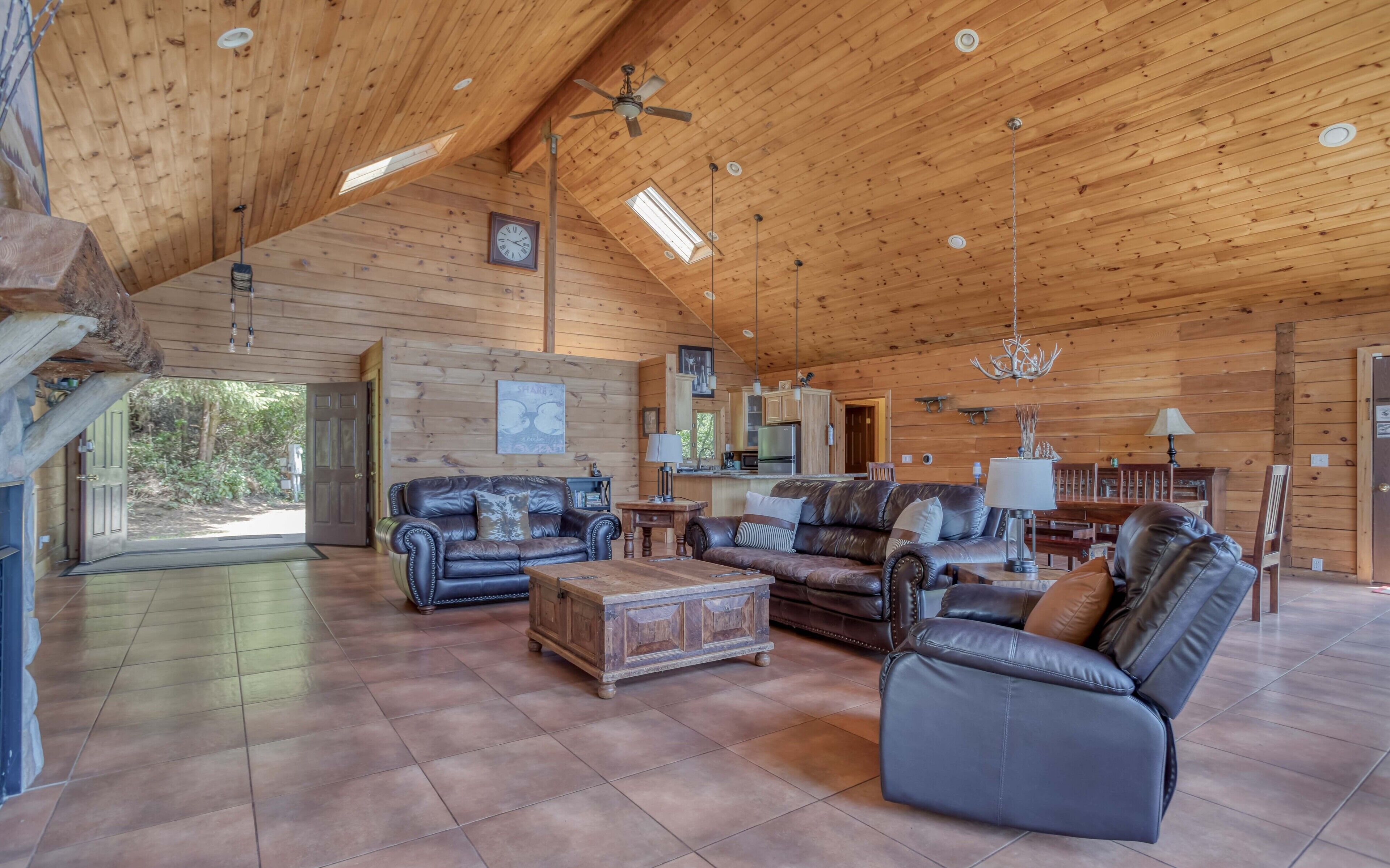 Private Hilltop Ocean Views, Cathedral Ceiling, Fabulous Game Room Near Newport! - Beverly Beach, OR