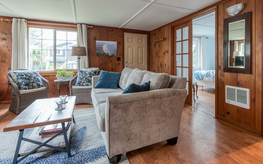Adorable, Rustic Beach Cottage Updated With Amenities Will Charm Your Guests! - Manzanita, OR